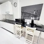 Le Luxe Au Soleil Face A La